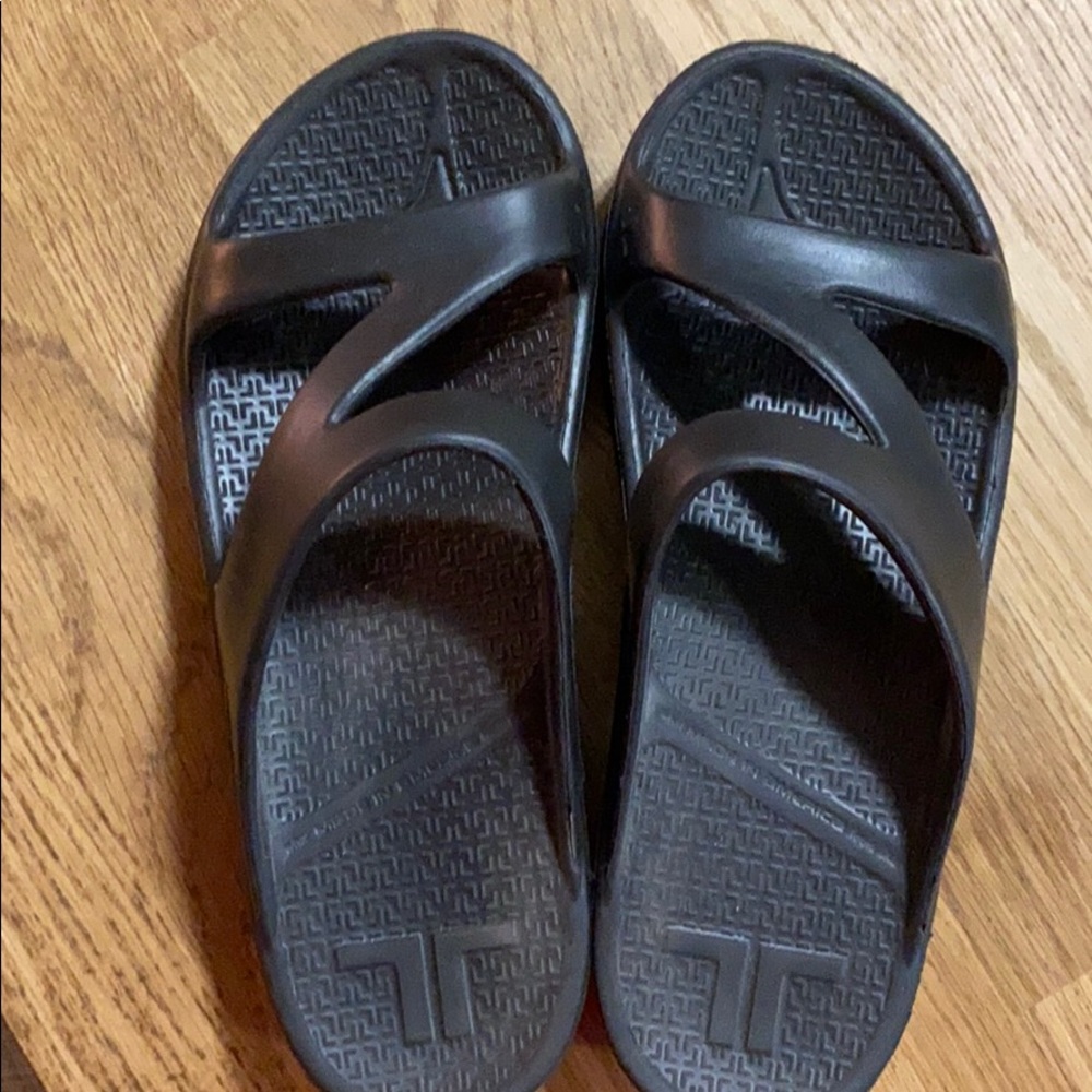 Telic sandals